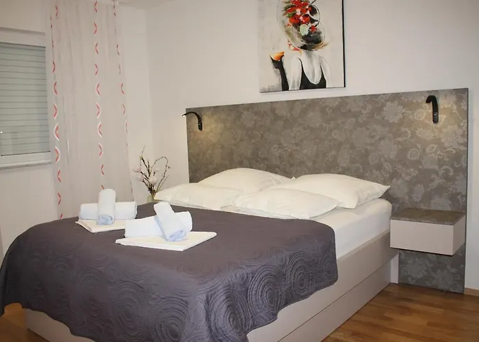 With Parking Space - 21911 * 马卡尔斯卡